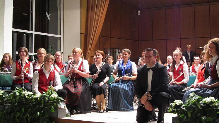 50 Musiker begeisterten anlässlich des Jubiläumskonzerts zum 20-jährigen Bestehen des Bezirksjugendblasorchesters die Zuhörer in der Wandelhalle im Staatsbad. Foto: Sebastian Vogt