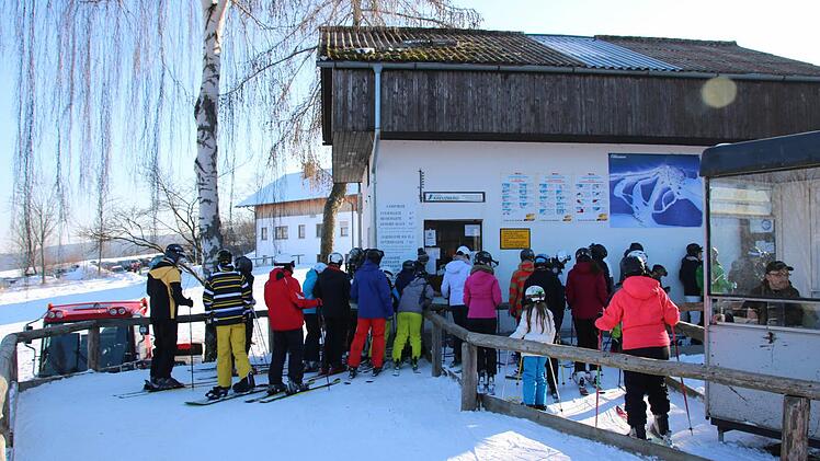 Die Kehrseite des Andrangs: Lange Schlangen an den Liften. Foto: Ralf Ruppert