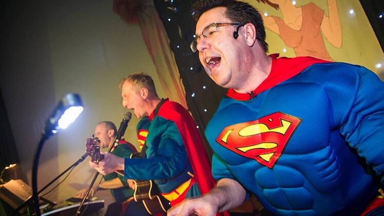 Nacht der Superhelden - die Kapelle "Die 3" mit Matthias Than, Volker Matysiak und Matthias Schramm (von rechts) lässt die Puppen tanzen. Foto: Alexander Muck