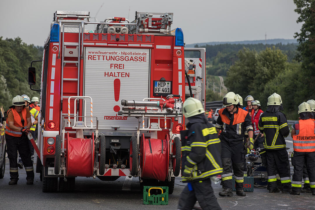 Auffahrunfall auf der A9 bei Allersberg: Lkws krachen ineinander – Bergungsarbeiten laufen