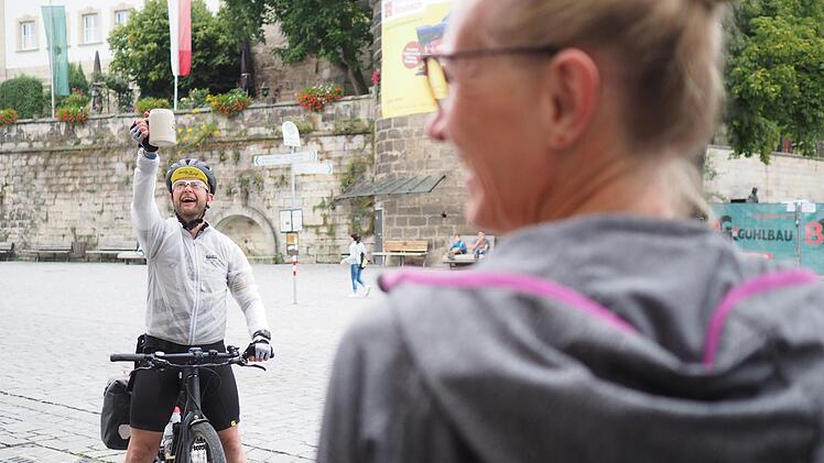Zur Begrüßung gab es gleich einmal einen Krug Bier. Foto: Marian Hamacher