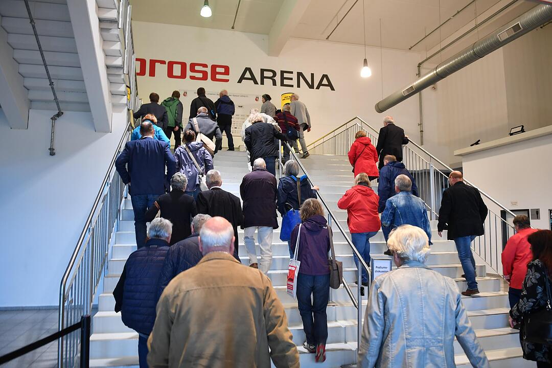 Podiumsdiskussion zur Bundestagswahl in der Brose Arena in Bamberg