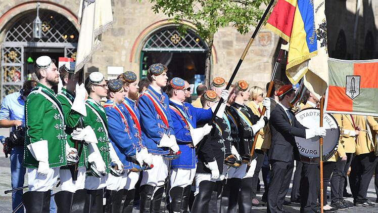 Zur Eröffnung des Pfingstkongresses waren die Chargierten der Präsidierenden Landsmannschaft Alemanno-Palatia Erlangen (schwarz), der Vorpräsidierenden Gottinga Göttingen (blau) und Cimbria Freiburg (grün) auf dem Marktplatz aufgezogen. Foto: Ronald Rinklef