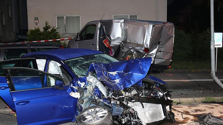 Bei einem schweren Unfall in der Nacht auf Samstag wurden drei Menschen zum Teil schwer verletzt.  Foto: Michael Stelzner