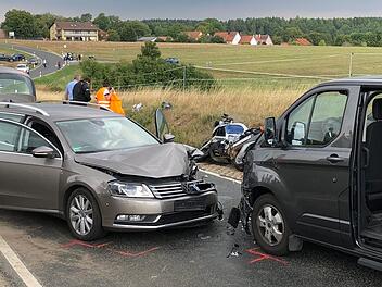 Schwerer Unfall im Landkreis Lichtenfels am Mittwoch: Drei Fahrzeuge waren beteiligt, darunter ein Motorrad. Es gibt sechs Verletzte. Foto: NEWS5 / Merzbach