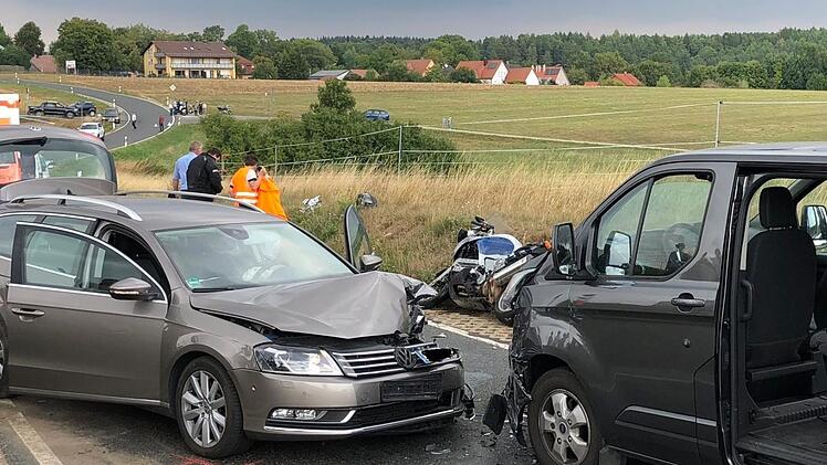 Schwerer Unfall im Landkreis Lichtenfels am Mittwoch: Drei Fahrzeuge waren beteiligt, darunter ein Motorrad. Es gibt sechs Verletzte. Foto: NEWS5 / Merzbach