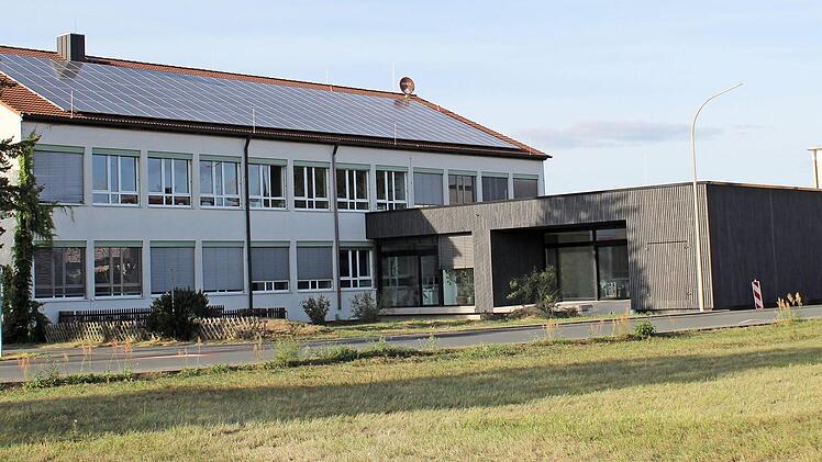 Um einen Hort-Anbau erweitert wurde die Grundschule Pettstadt. Nach dieser Investition plant der Gemeinderat die Erweiterung des Feuerwehrger&auml;tehauses an der Ohmstra&szlig;e.  Foto: Werner Baier