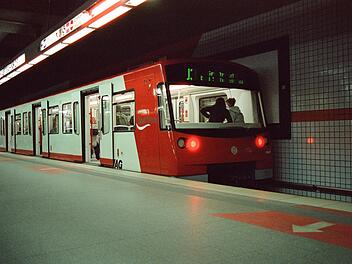Panik in Nürnberger U-Bahn: Bewaffnete Männer zünden Gegenstand mit Zündschnur - Polizei äußert sich zu Motiv