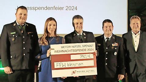 Bei der &Uuml;bergabe des Schecks in H&ouml;he von 750 Euro an die Feuerwehr Weismain (von links): Lukas Klamert, Leiter und Betreuer der Kinderfeuerwehr Weismain, die aus Weismain stammende Marketing-Leiterin von Motor-N&uuml;tzel, Yvonne Bauer, Vorsitzender Jo...