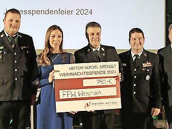 Bei der Übergabe des Schecks in Höhe von 750 Euro an die Feuerwehr Weismain (von links): Lukas Klamert, Leiter und Betreuer der Kinderfeuerwehr Weismain, die aus Weismain stammende Marketing-Leiterin von Motor-Nützel, Yvonne Bauer, Vorsitzender Jo...