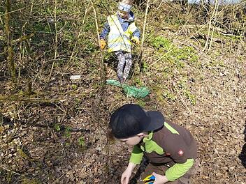 Insgesamt 15 Kinder des Obst- und Gartenbauvereins Oberleichtersbach haben in der Flur Müll gesammelt.