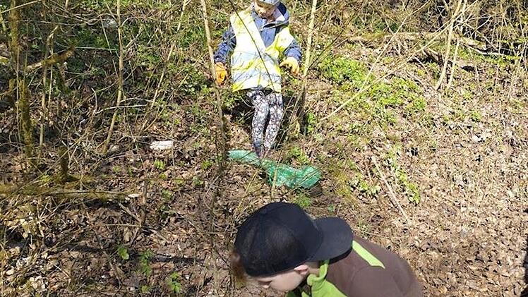 Insgesamt 15 Kinder des Obst- und Gartenbauvereins Oberleichtersbach haben in der Flur Müll gesammelt.