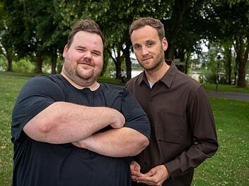 Personaltrainer Torsten Prix (links) spricht mit Psychologe Leon Windscheid &uuml;ber seine Esssucht.