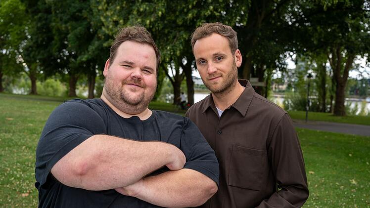 Personaltrainer Torsten Prix (links) spricht mit Psychologe Leon Windscheid über seine Esssucht.