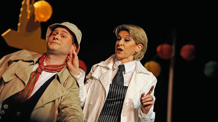 Die Dame ist resolut: Malwine von Hainau (Alexia Basile) zeigt Richard (Sebastjan Podbregar) recht bald, wer das Regiment führt.