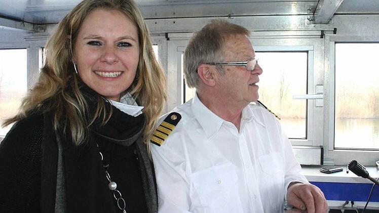 Kapitän Popp steuert sein Personenschiff Neptun sicher von Marktbreit nach Kitzingen. Mit im Bild ist seine Tochter Nadine.