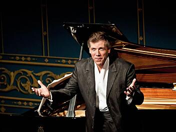 Mit offenen Armen beim Publikum im Landestheater aufgenommen: Thomas Hampson. Der Bariton hatte vor vier Jahren an gleicher Stelle die erste Auflage des Festivals "Lied & Lyrik" eröffnet und gestaltete in diesem Jahr das umjubelte Abschlusskonzert.Fotos: Jochen Berger