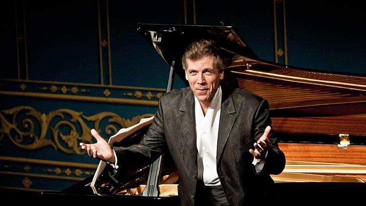 Mit offenen Armen beim Publikum im Landestheater aufgenommen: Thomas Hampson. Der Bariton hatte vor vier Jahren an gleicher Stelle die erste Auflage des Festivals "Lied & Lyrik" eröffnet und gestaltete in diesem Jahr das umjubelte Abschlusskonzert.Fotos: Jochen Berger