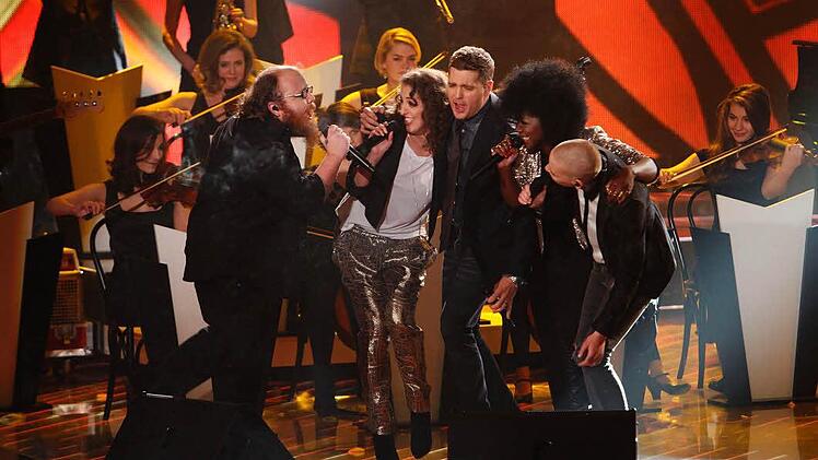 Jeweils vier Halbfinalisten traten im Halbfinale mit einem Stargast auf. Andreas Kümmert sang mit (von links) Tiana Kruskic, Michael Bublé, Emily Intsiful und Judith van Hel Bublés Song "After All". Foto: ProSieben/Sat.1/Richard Hübner