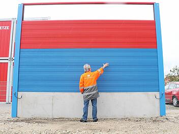 Ein Bahn Mitarbeiter demonstriert das Größenverhältnis Lärmschutzwände. Diese Beispielwand ist in den Farben der Marktgemeinde Ebensfeld gestaltet. Über die tatsächliche Farbgebung entscheidet die Gemeinde.  Fotos: Thomas Heuchling