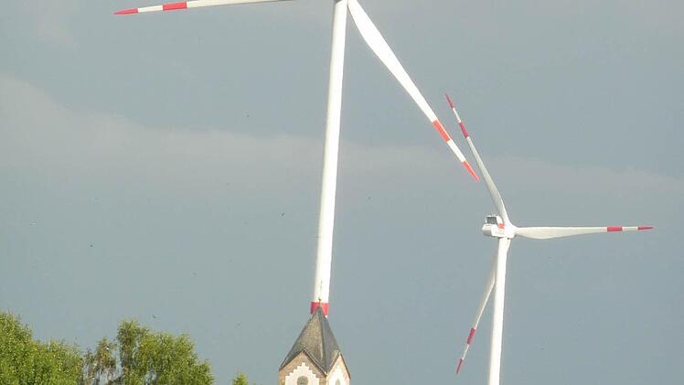 Tradition und Moderne prallen aufeinander, irgendetwas ist gewonnen und etwas verloren. Auch so kann man den Kirchturm in Windheim (Stadt Münnerstadt) heutzutage sehen. Foto: Wolfgang Back