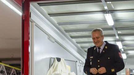 Kommandant Jürgen Mittermeier gewährt Einblicke in ein Feuerwehrfahrzeug.