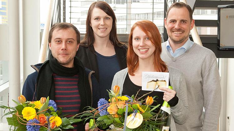 Freuen sich über den erfolgreichen Ausbildungsabschluss: David Lorent (Kaufmann für Marketingkommunikation), Saskia Klotz (Ausbilderin), Natalie Becker (Kauffrau für Marketingkommunikation) und Marc-Stephan Vogt (Geschäftsführer marcapo GmbH). Foto: privat