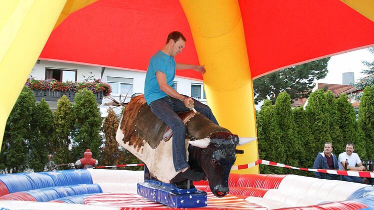 Erstmals gab es bei der Kirchaicher Kerwa ein Bullriding. Viele Männer und Frauen wagten sich auf den Bullen. Rene Burger, hier im Bild hielt sich über eineinhalb Minuten lang. Foto: Sabine Weinbeer