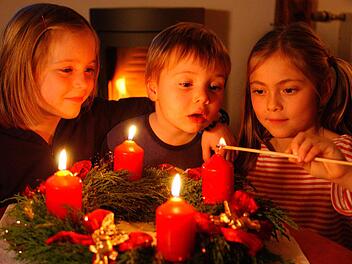 Der Adventskranz gehört fest zur vorweihnachtlichen Zeit.  Foto: epd