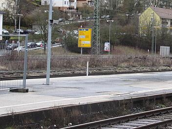 Die Fläche zwischen den Gleisen und der Adami-Straße könnte zum Parkplatz ausgebaut werden. Angeblich gibt es sogar noch einen Tunnel von dieser Fläche zur Unterführung im Bahnhof, der nur wieder geöffnet werden muss. Fotos: Simone Bastian