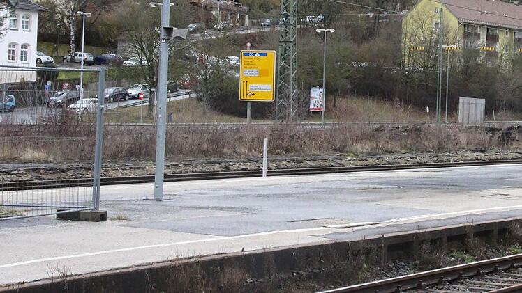 Die Fläche zwischen den Gleisen und der Adami-Straße könnte zum Parkplatz ausgebaut werden. Angeblich gibt es sogar noch einen Tunnel von dieser Fläche zur Unterführung im Bahnhof, der nur wieder geöffnet werden muss. Fotos: Simone Bastian
