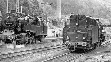 Vor einem Vierteljahrhundert wurde es möglich: Im bis dahin streng abgeschirmten Grenzbahnhof Probstzella trafen Dampfloks der DR und DB (rechts) zusammen.  Fotos: Klaus Oelzner
