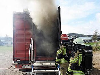Hier wird unter realen Bedingungen trainiert: Atemschutztr&auml;ger aus dem Landkreis vor dem Brand&uuml;bungscontainer in Burgkunstadt Foto: lsc