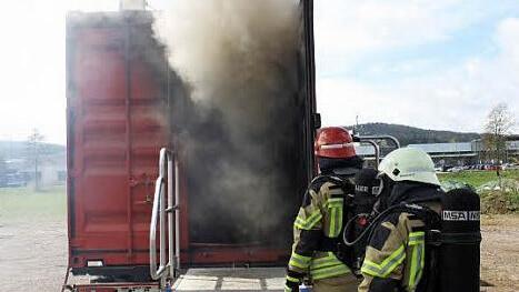 Hier wird unter realen Bedingungen trainiert: Atemschutztr&auml;ger aus dem Landkreis vor dem Brand&uuml;bungscontainer in Burgkunstadt Foto: lsc