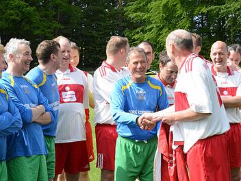 Gute Stimmung beim Klassiker: Shakehands zwischen Vic Florey (blaues Trikot) und dem Wartmannsrother Peter Koch. Foto: ssp