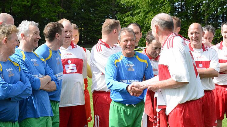 Gute Stimmung beim Klassiker: Shakehands zwischen Vic Florey (blaues Trikot) und dem Wartmannsrother Peter Koch. Foto: ssp