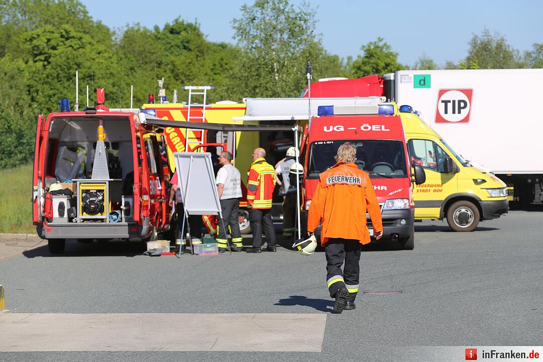Explosionsgefahr im Kreis Hof: Aufgeheizter Gefahrguttransporter droht zu explodieren