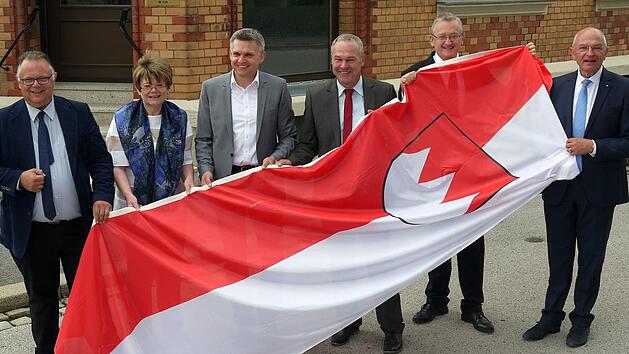 Sie halten Frankens Fahne hoch: Martin Stingl, Elke Protzmann, Heiko Voigt, Frank Rebhan, G&uuml;nter Dippold und G&uuml;nther Denzler (von links) freuen sich darauf, dass der "Tag der Franken" in drei Jahren in Neustadt und Sonneberg stattfinden wird. Foto: Berthold K&ouml;hler