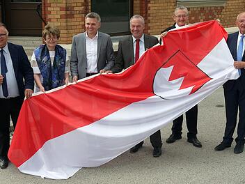 Sie halten Frankens Fahne hoch: Martin Stingl, Elke Protzmann, Heiko Voigt, Frank Rebhan, Günter Dippold und Günther Denzler (von links) freuen sich darauf, dass der "Tag der Franken" in drei Jahren in Neustadt und Sonneberg stattfinden wird. Foto: Berthold Köhler