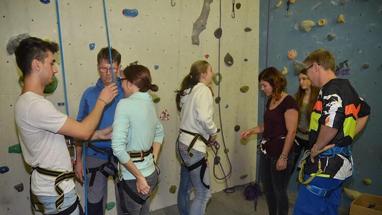 Vor dem Aufstieg müssen die Sicherungen geprüft werden. Foto: Karl-Heinz Hofma