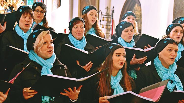 Heiter und beschwingt stimmte das Vocalensemble in der Stadtpfarrkirche auf die bevorstehende Adventszeit ein. Foto: Gabi Arnold