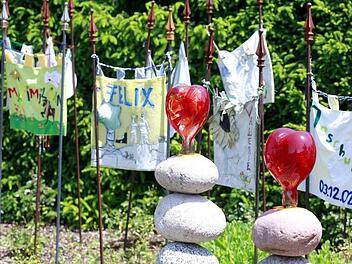 Bunte Fahnen erinnern an die verstorbenen Kinder und Jugendlichen: Im süddeutschen Kinderhospiz St. Nikolaus in Bad Grönenbach im Landkreis Unterallgäu arbeiten 50 Mitarbeiter. Die Einrichtung gilt als Muster für das, was in Bamberg entstehen soll. Foto: Kinderhospiz St. Nikolaus