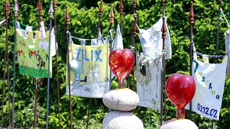 Bunte Fahnen erinnern an die verstorbenen Kinder und Jugendlichen: Im süddeutschen Kinderhospiz St. Nikolaus in Bad Grönenbach im Landkreis Unterallgäu arbeiten 50 Mitarbeiter. Die Einrichtung gilt als Muster für das, was in Bamberg entstehen soll. Foto: Kinderhospiz St. Nikolaus