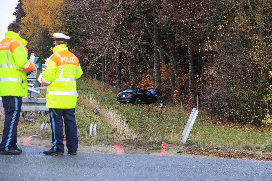 Schwerer Unfall auf der  A9: Auto kracht  durch Leitplanke und stürzt die Böschung hinab