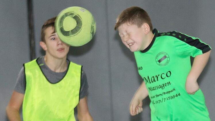 Packende Spiele lieferten sich die Ministranten im Dekanat Haßberge beim traditionellen Fußballturnier in der Dreifachturnhalle in Haßfurt. In dieser Szene kämpfen die Haßfurter "Minis" (links Emilio Werb) gegen Unterpreppach (rechts Max Hager aus Jesserndorf).