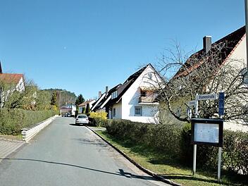 Im Tulpenweg wird der Regenwasserkanal noch in diesem Jahr auf einer Länge von 250 Metern erneuert. Die Gemeinde Harsdorf muss hier mit Kosten von rund 230 000 Euro rechnen.  Foto: Werner Reißaus