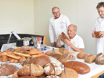 Das Bäckerhandwerk steht unter starkem Druck, die Qualität seiner Produkte leide aber nicht darunter, bescheinigte Brotprüfer Manfred Stiefel (Mitte) Obermeister Ullrich Amthor (links) und seinem Stellvertreter Heribert Hedrich.