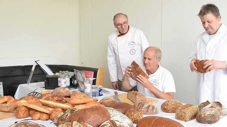 Das Bäckerhandwerk steht unter starkem Druck, die Qualität seiner Produkte leide aber nicht darunter, bescheinigte Brotprüfer Manfred Stiefel (Mitte) Obermeister Ullrich Amthor (links) und seinem Stellvertreter Heribert Hedrich.