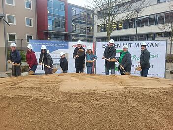Zirndorf: Stadt investiert in Schulerweiterung - Spatenstich läutet Baubeginn ein