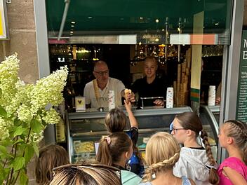 Zirndorfer B&uuml;rgermeister spendiert als Eisverk&auml;ufer rund 150 Kugeln an Sch&uuml;ler